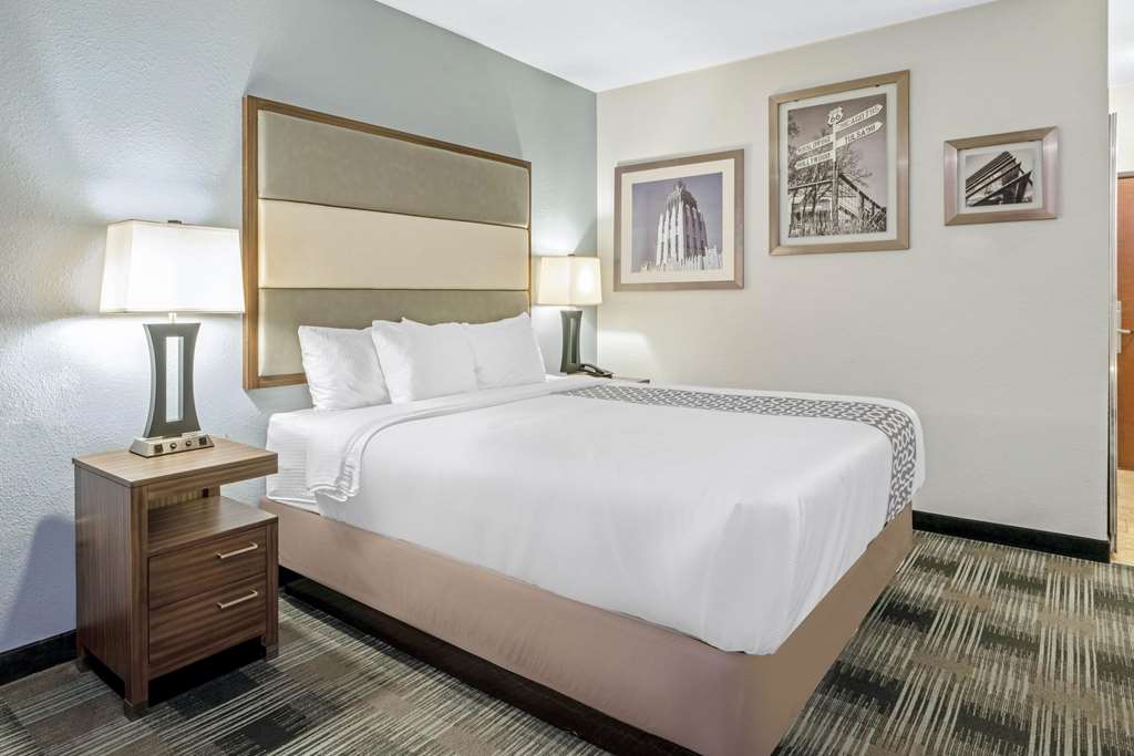 La Quinta Inn & Suites by Wyndham Guthrie - photo 17