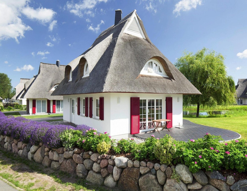 Reetdachhaus am Bodden mit Sauna — 4-Star Luxury Hotel in None, Germany