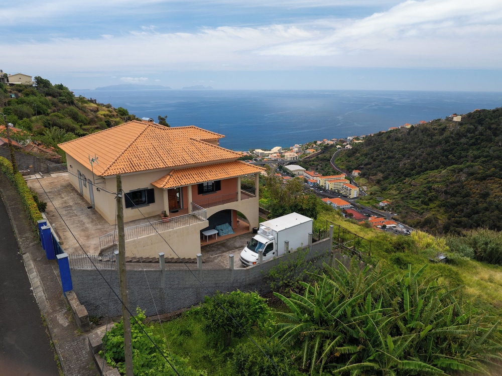 Villa Flor — 4-Star Luxury Hotel in Santa Cruz, Portugal
