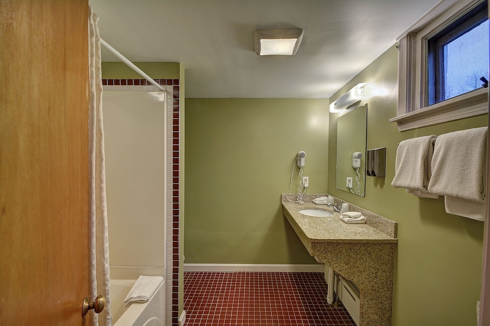 Colonial Motel And Spa - photo 21