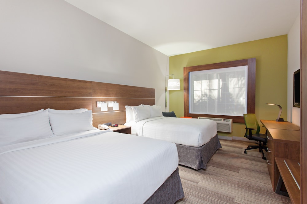 Holiday Inn Express & Suites Corona by IHG - photo 9
