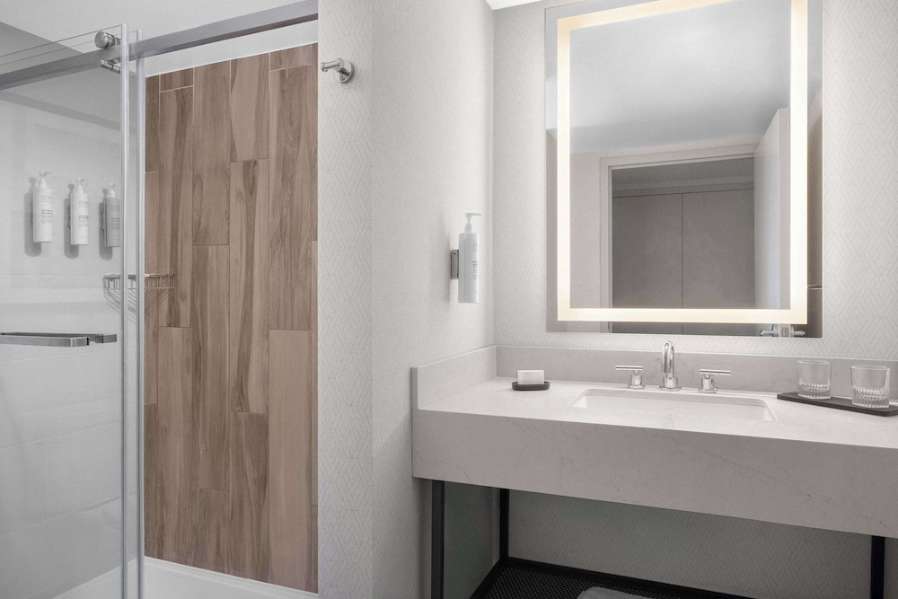 Embassy Suites by Hilton El Paso - photo 46