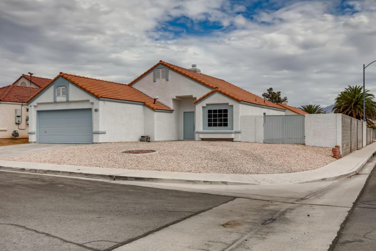 Luxurious House with a Pool Spa And Patio Sleeps 6 Comfortably