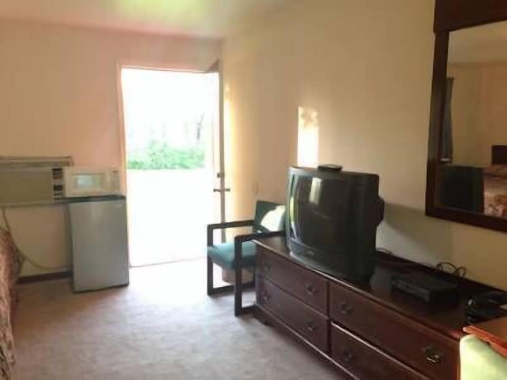 Colonial Village Motel - photo 7