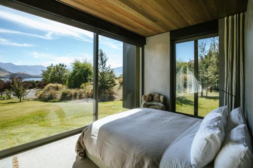 Te Pakeke Couples Retreat Lake Views in Wanaka, New Zealand