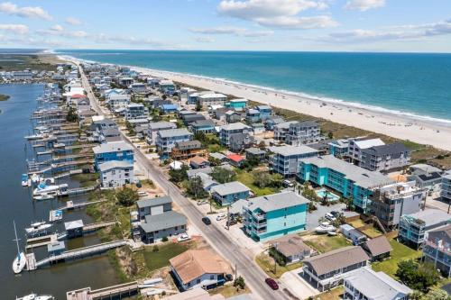 The Surf Spot. Pup friendly a Pool and the Ocean — 4-Star Luxury Hotel in Carolina Beach, United States