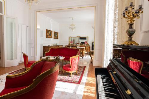 Le Rose di Nonna Maria appartamento di lusso in centro città — 4-Star Luxury Hotel in Palermo, Italy