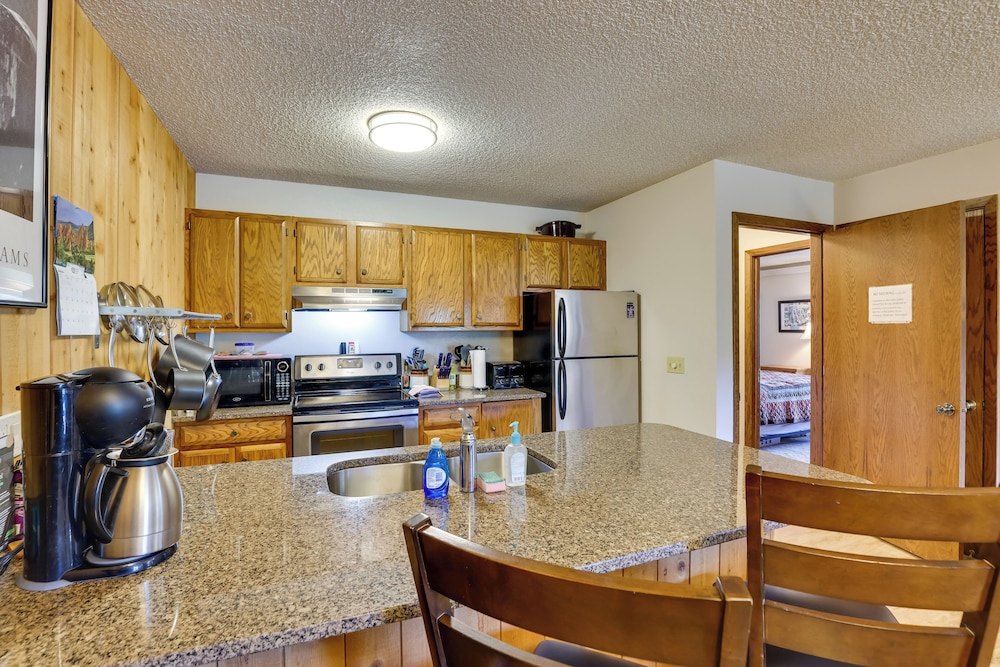 Mtn Condo w Ski Locker & Pools 3 Mi to Resort - photo 9
