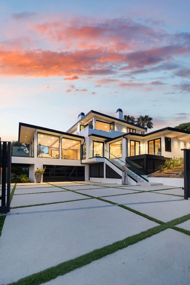 Sea Vista Central Malibu Villa w Pool Spa & Ocean Views — 4-Star Luxury Hotel in Malibu, United States
