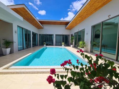 Villa Mimosa 2 Splendid 3 Bedroom Master Ensuite — 4-Star Luxury Hotel in Phuket, Thailand