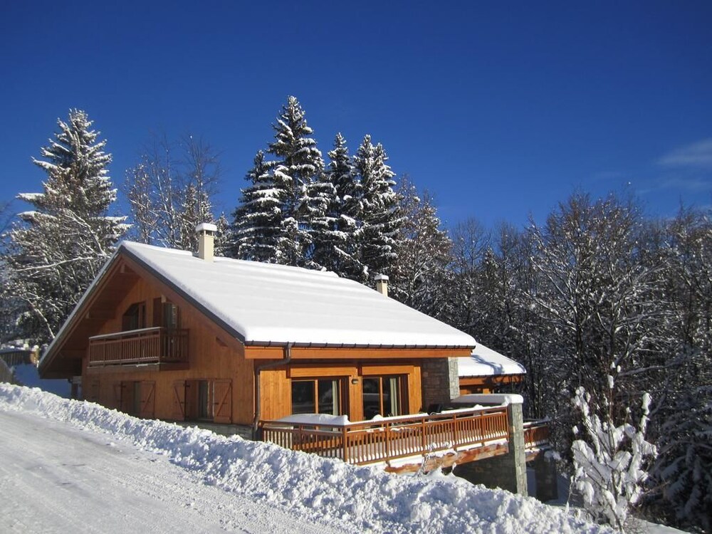 Chalet Les Jumelles — 4-Star Luxury Hotel in Les Allues, France