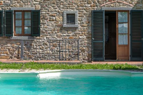 Experience the charm of Tenuta Le Caselle a cozy farmhouse surrounded by nature and comfort — 4-Star Luxury Hotel in Subbiano, Italy