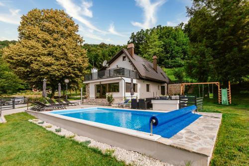 Holiday House Zrinski with Pool Sauna & Jacuzzi — 4-Star Luxury Hotel in Lepoglava, Croatia