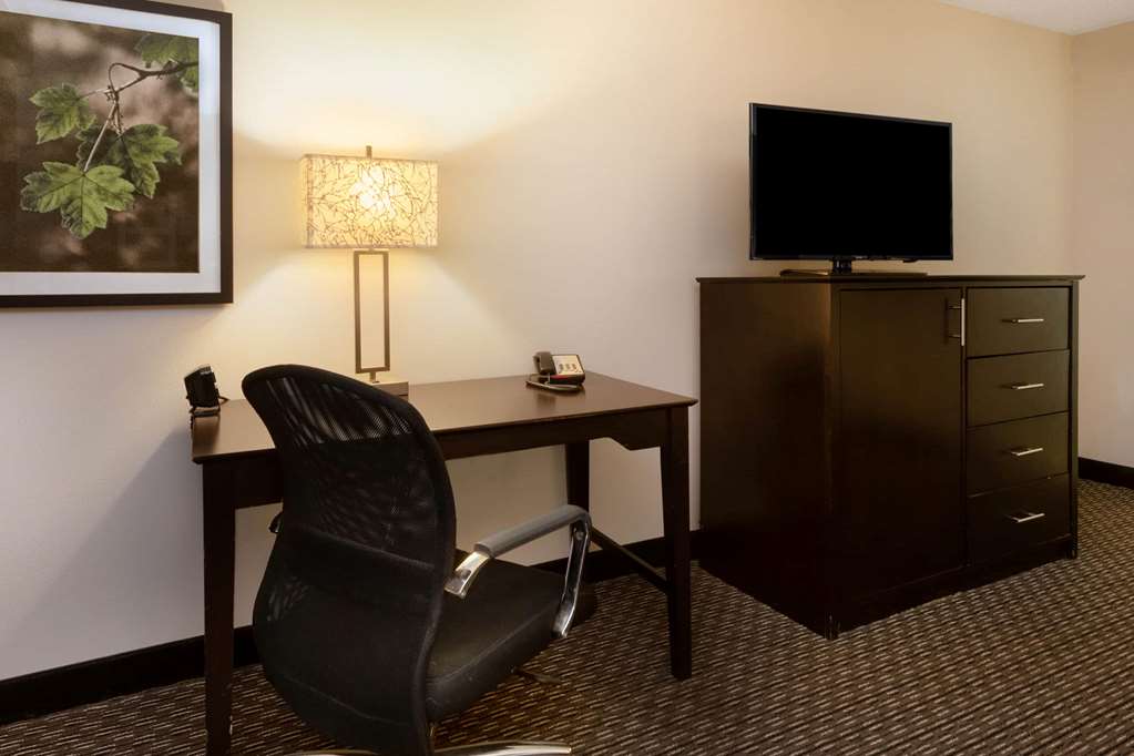 La Quinta Inn & Suites by Wyndham Cleveland Macedonia - photo 19