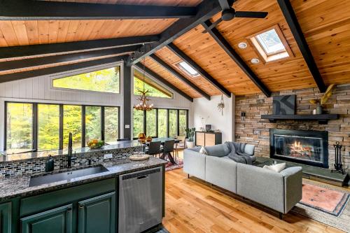 Woodpecker House Mountain retreat with hot tub 10 min to skiing in Hunter & Windham — 4-Star Luxury Hotel in Jewett, United States