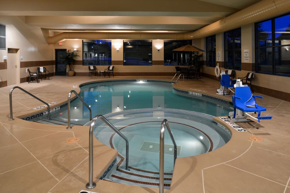 Holiday Inn Express & Suites New Berlin by IHG - photo 23