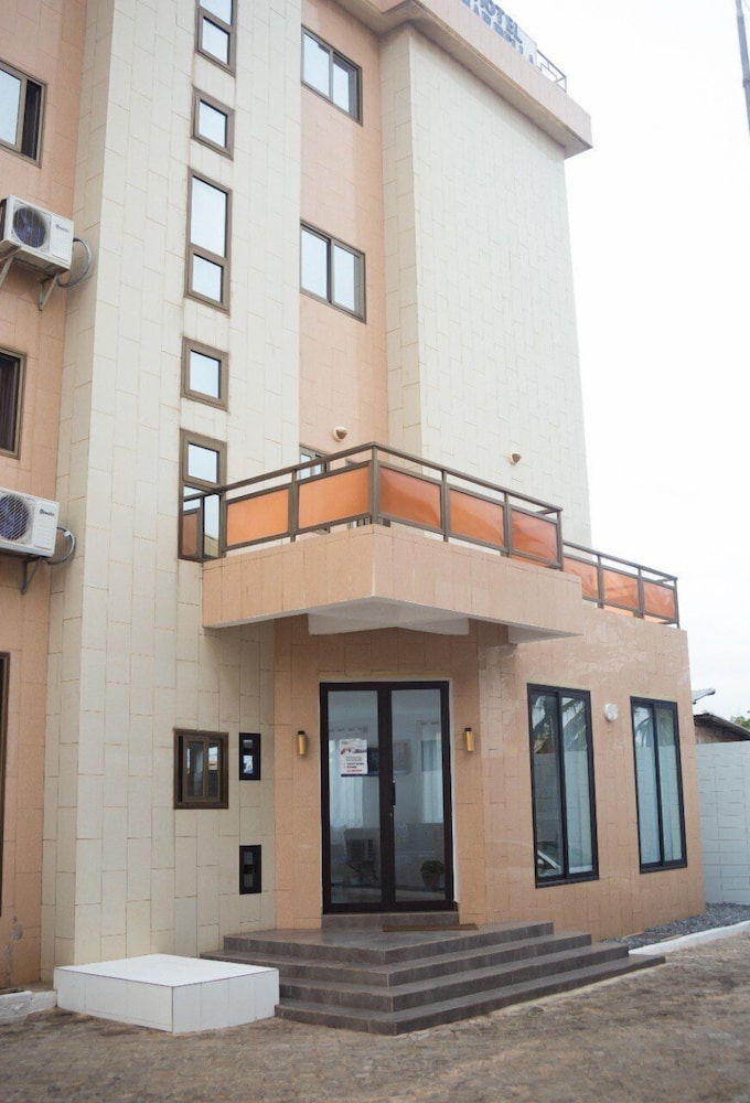 Marbella Hotel — hotel in Lome