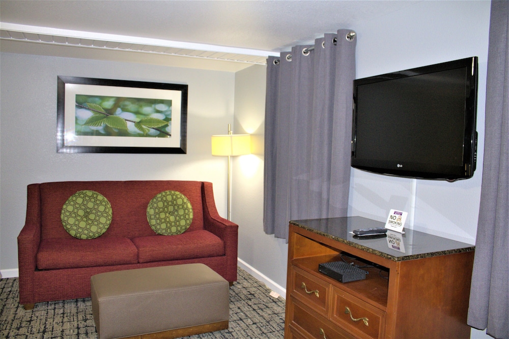 Hometowne Inn & Suites - photo 5