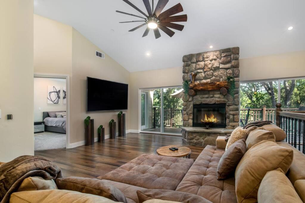 New Luxury 5BR Cabin in Pine Mountain Lake 1 Minute to Beach Massage Chair Close to Yosemite Perfect for Retreats and Escapes All Seasons — 4-Star Luxury Hotel in Groveland, United States