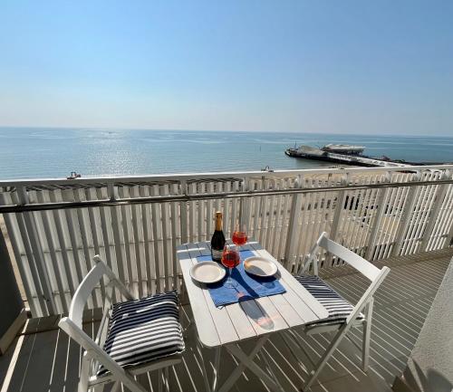Stupenda vista mare 10m dalla spiaggia 8 piano e P privato — 4-Star Luxury Hotel in Lignano Sabbiadoro, Italy