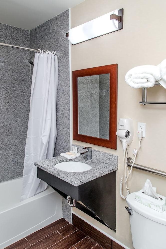 La Quinta Inn & Suites Brooklyn Williamsburg in Williamsburg, United States