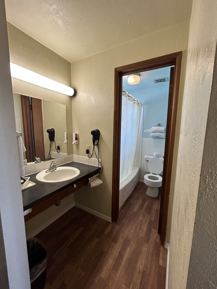 Economy Inn Reedsport - photo 13