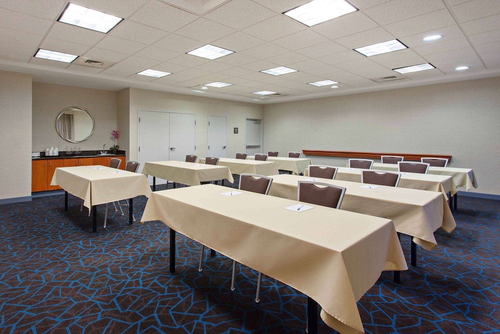 Hampton Inn & Suites Clovis Airport North - photo 27