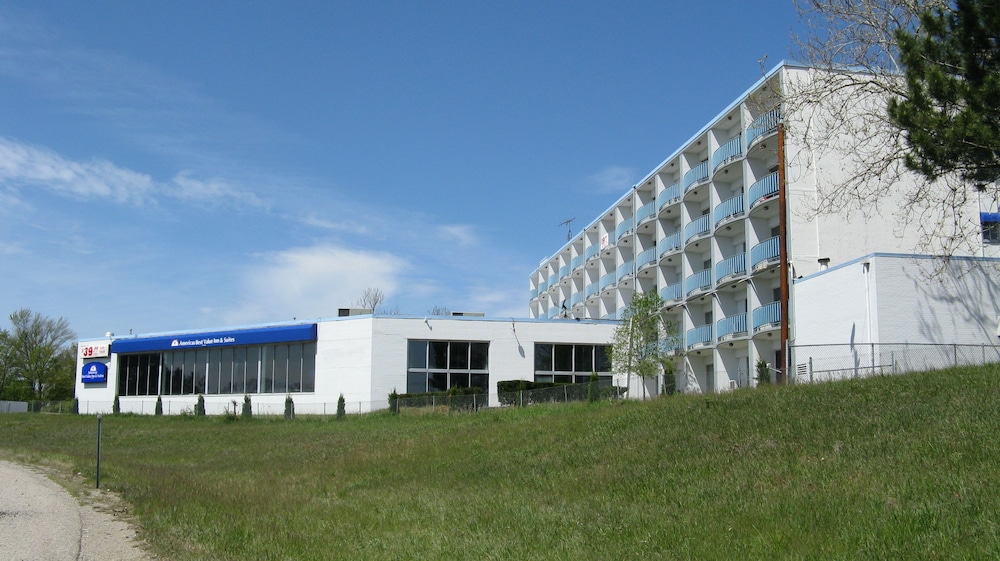 Howard Johnson by Wyndham Benton Harbor St. Joseph - photo 2