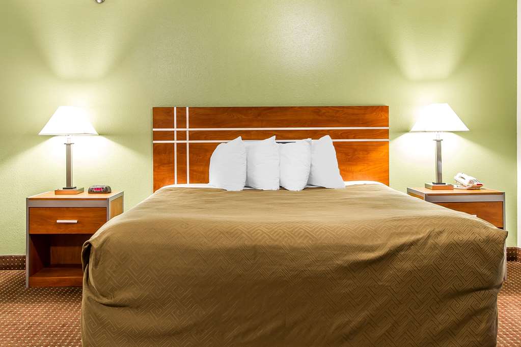 Econo Lodge Inn & Suites Pekin Peoria Area - photo 16