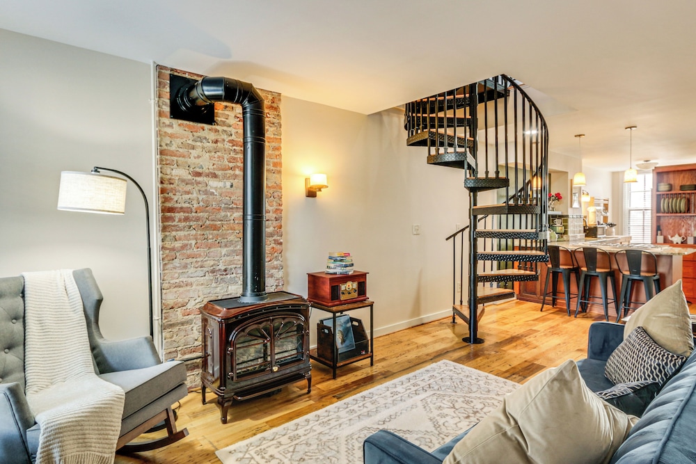 Dtwn at Your Door: Historic Frederick Gem w Yard — 4-Star Luxury Hotel in Frederick, United States
