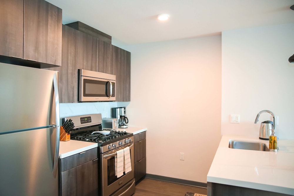 Fully Furnished Suites near Little Tokyo - photo 13