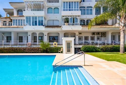 Modern 1BR Walk to Beach Casino & Puerto Banús in Marbella, Spain