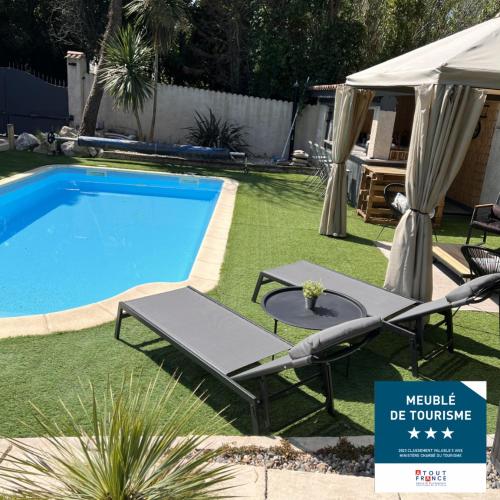 Cocon Classe 3 Etoiles Love Et Detente SPA in Carpentras, France