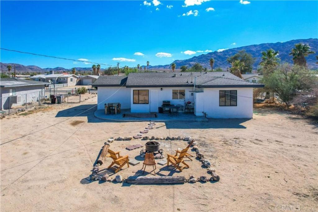 Cozy Fresh Desert Hideaway 5 mins to Joshua Tree in Twentynine Palms, United States