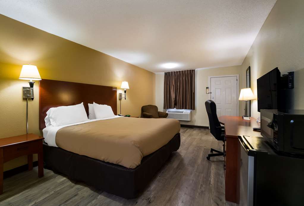 Econo Lodge Brownsville - photo 14