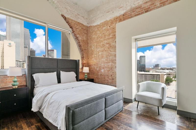 Luxury Downtown Dallas Stay by Amyfinehouse - photo 277
