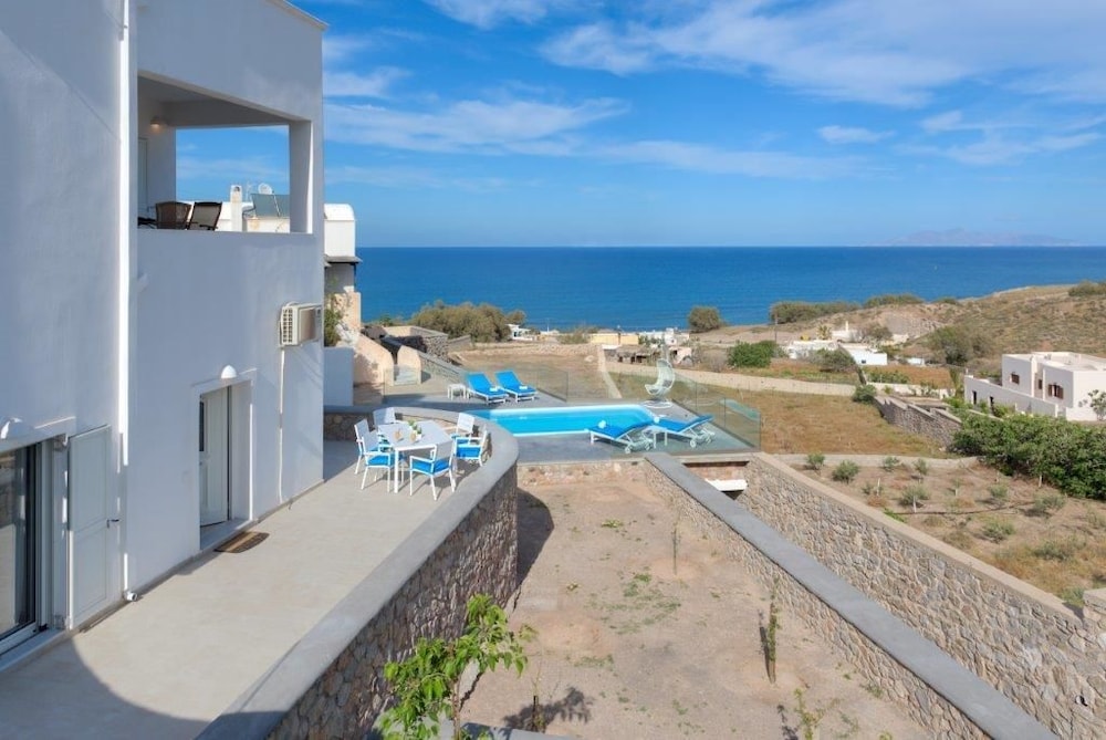 Queen of Santorini — 4-Star Luxury Hotel in Fira, Greece