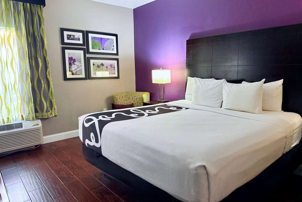 La Quinta Inn & Suites by Wyndham Orlando Universal area - photo 30