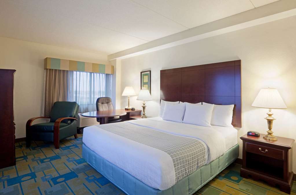 La Quinta Inn & Suites by Wyndham Boston Somerville - photo 12