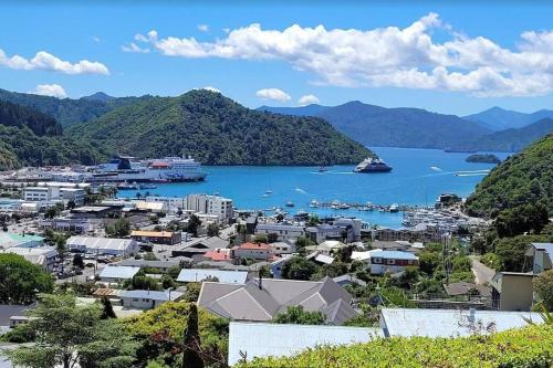 Sunshine Peaceful and the Best Harbour Views — 4-Star Luxury Hotel in Picton, New Zealand