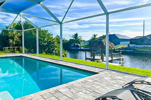 Bliss Bungalow — 4-Star Luxury Hotel in Cape Coral, United States