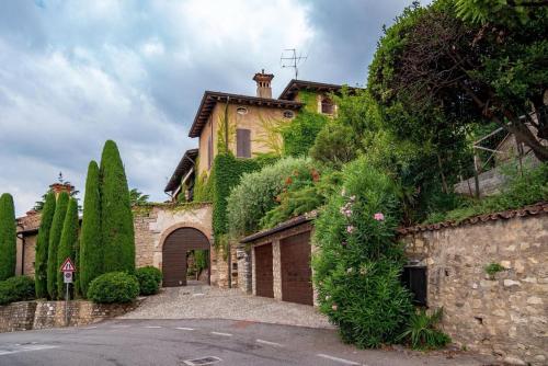 Torre de Salis — 4-Star Luxury Hotel in Gussago, Italy