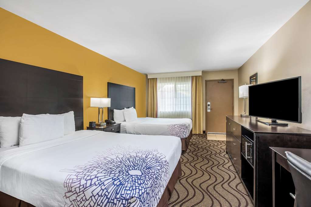 La Quinta Inn & Suites by Wyndham Carlsbad Legoland Area - photo 8