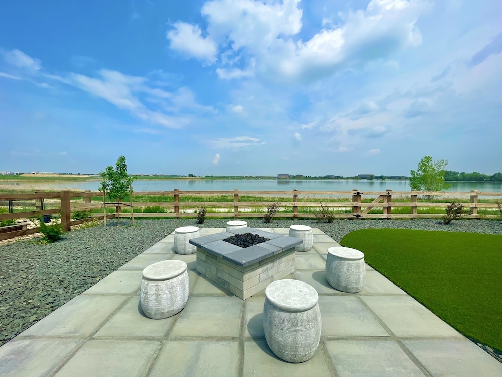 Upscale Waterfront Estate With Mountain Sunset Views in Loveland, United States