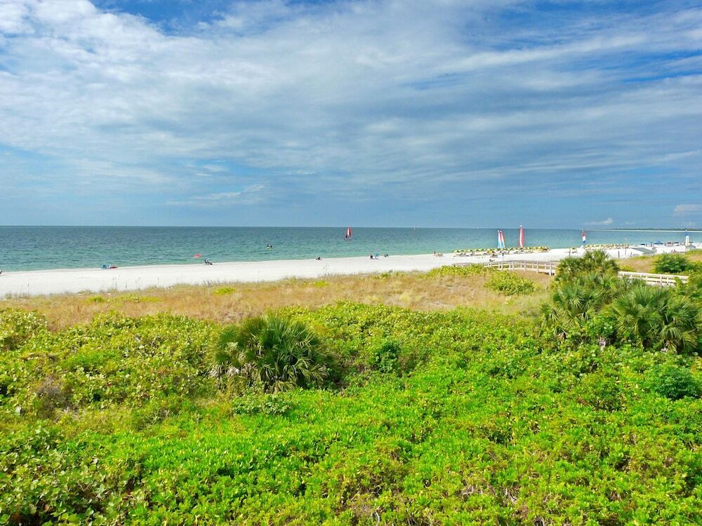 Stylish Beachfront Condo With Spa pool and Ocean Views — 4-Star Luxury Hotel in Marco Island, United States