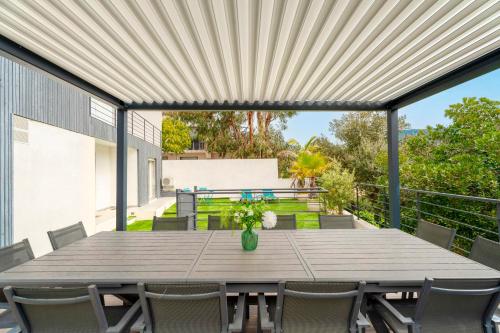 Magnifique Villa Avec Piscine En Bord de Mer — 4-Star Luxury Hotel in Le Pradet, France