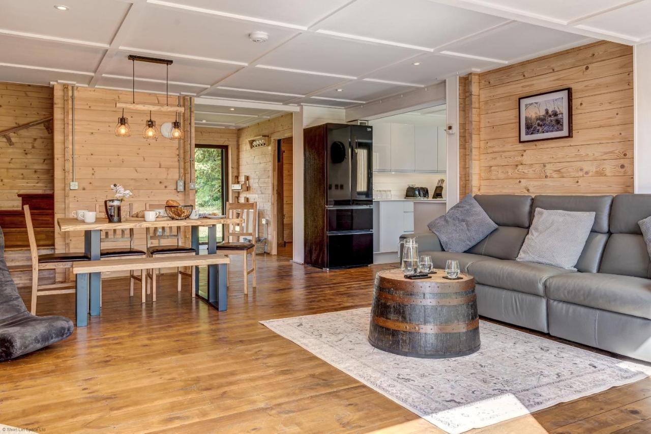 Buttercup Lodge — 4-Star Luxury Hotel in Benson, United Kingdom