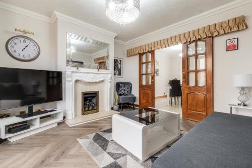 Comfortable and spacious home with free parking plenty of space large sun trap garden and crisp white hotel linen hosted by Our Home Short Stays — 4-Star Luxury Hotel in Bedford, United Kingdom
