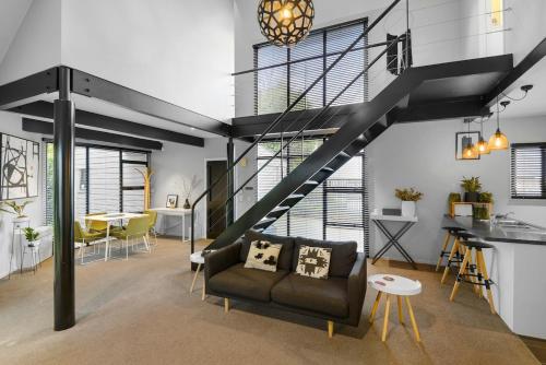 Townhouse In The City With Parking and Courtyard — 4-Star Luxury Hotel in Christchurch, New Zealand
