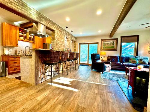 Be Still & Know Fireplace Firetable Walk to Port — 4-Star Luxury Hotel in Port Washington, United States